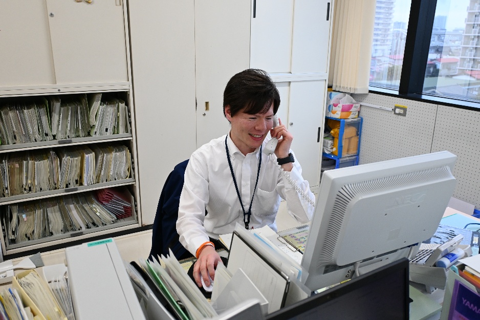電話対応中の橿山正則さん